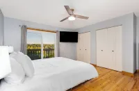 6 Bedroom home, private pool, person Hot tub, Waterfront Views, and more!😍