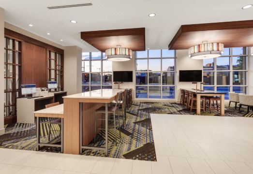 2. 홀리데이 인 익..