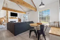 Tranquil Treehouse Loft - Golf Course Views