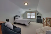 Large Deck + Resort Amenities: Lake Ariel Retreat - Wifi