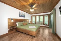 Fern Gulley Cabin with Hot Tub, Pet Friendly,  near DBBB / Hollerwood
