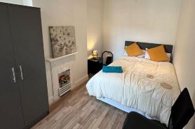 4 Bed House - Sleeps 10 - Garden - Parking - Wifi