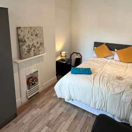 4 Bed House - Sleeps 10 - Garden - Parking - Wifi