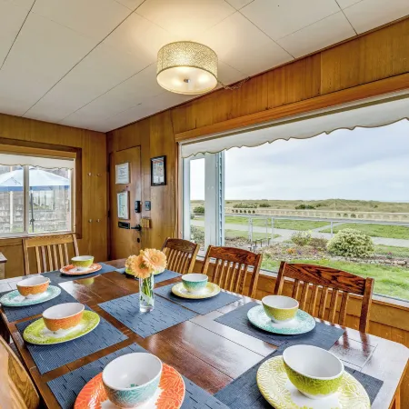Beachfront Cottage on Seaside Promenade w/ Hot Tub