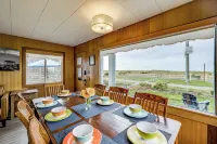 Beachfront Cottage on Seaside Promenade w/ Hot Tub - Wifi