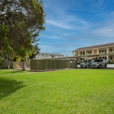 Seafront Getaway Studio, Great Location with Pool
