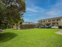 Seafront Getaway Studio, Great Location with Pool