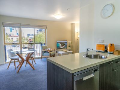 Spacious City Stay Near Lygon Street Dining