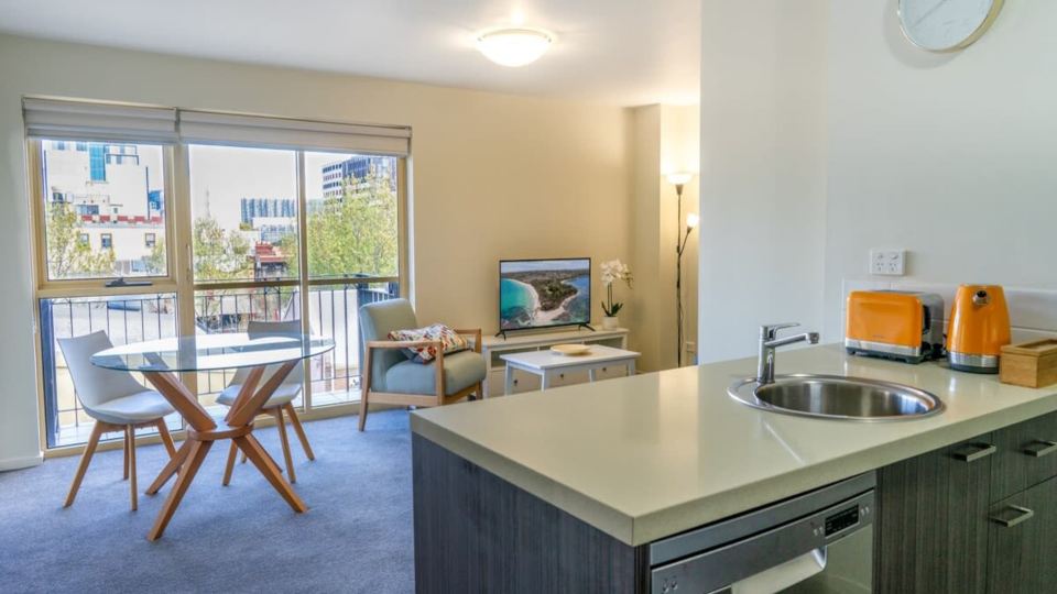 Spacious City Stay Near Lygon Street Dining