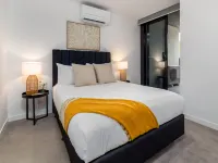 Chic 3-Bed in Central with Pool, Sauna and Gym Hotels in Braddon