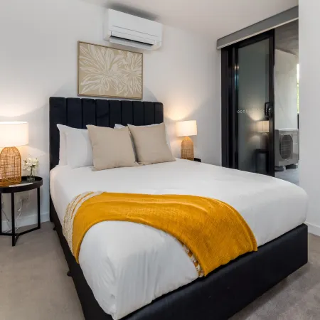 Chic 3-Bed in Central with Pool, Sauna and Gym