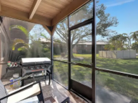 The Gator Escape -Poolside Condo Walk to Tiki Bar Hotels in Hendry County