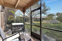 The Gator Escape -Poolside Condo Walk to Tiki Bar