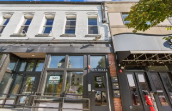 鄉村工業風閣樓帶法院景觀三卧室公寓