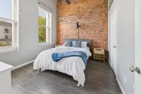 Rustic-industrial Loft With Courthouse Views 3 Bedroom Apts - balcon