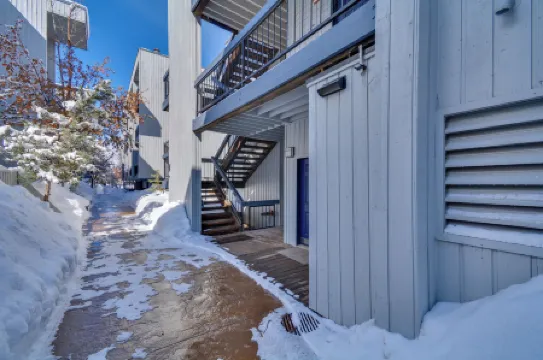 Private Ski Retreat in Avon: Eagle River Views!