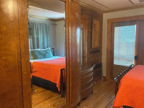 Treehouse Guesthouse: 3 Br Unique Home for 8 Adults Plus 400 sq ft Fun Treehouse