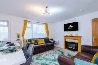 Large Modern 5-Bed House Hotels in Bolton