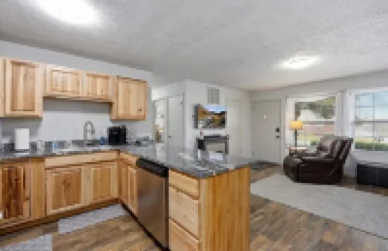 Remodeled, Quiet Hideaway with Private Hot Tub