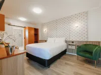The Queens Gladstone Hotels in Gladstone Central