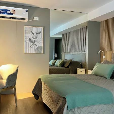Empire Hotel Buenos Aires by HS Отели рядом с достопримечательностью «Железнодорожный вокзал Онсе»