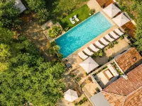 Detached 2-Bedroom House with Private Garden and Terrace. Quiet Location and Pool Hotels in Pertuis