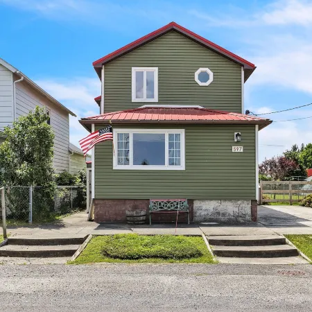 Home Port - Spacious Retreat In Prime Location 4 Bedroom Home