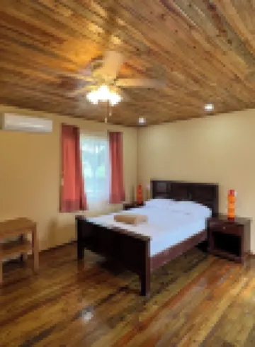 Carmelita River Cabins Hoteles en 