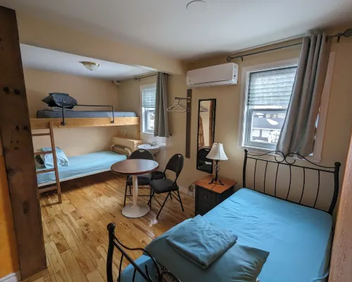 Auberge Jeunesse à Loulou Hotels in Levis