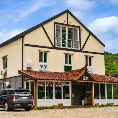 Pyeongchang Odaesan Healing Town Pension (Dalbit-Dong) Hotels near Woljeongsa Museum