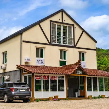 Pyeongchang Odaesan Healing Town Pension (Dalbit-Dong) Отели рядом с достопримечательностью «Woljeongsa»