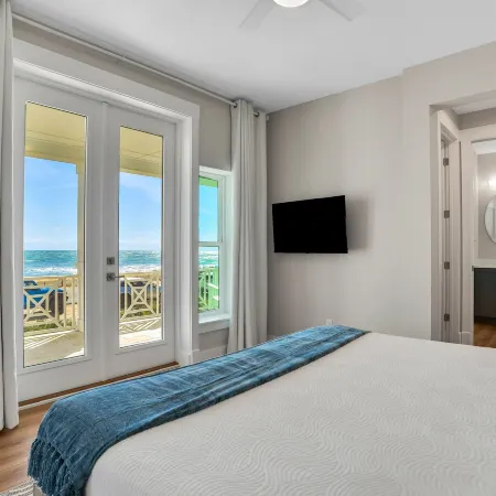 Brand new Oceanfront Home With Private hot Tub,outdoor Shower and Grill