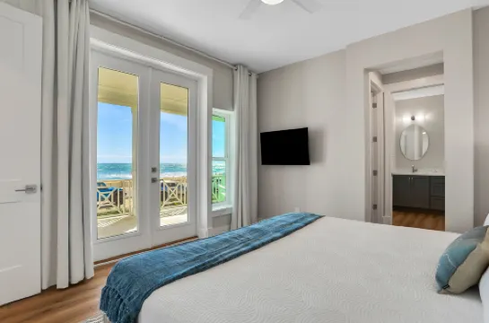 Brand new Oceanfront Home With Private hot Tub,outdoor Shower and Grill
