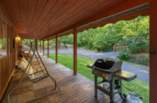 Bear Paw 2 Bedroom Home by NW Comfy Cabins by RedAwning