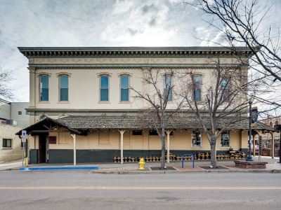 Shop, Dine, Unwind! Couples Retreat in Dtwn Golden