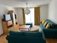 Large apartment in the center of Plön within walking distance to the lake/shops. Children's room 普倫住宿飯店