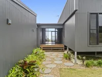 Scenic House With Private Yard & BBQ Area Hotels in Springbrook