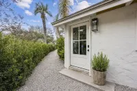 Charming Studio Apartment E - Steps to Beach & Dining