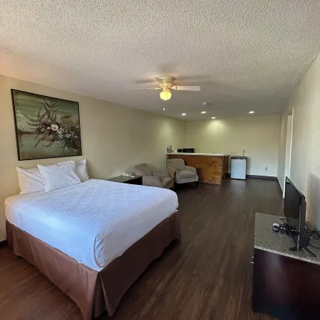 Days Inn & Suites by Wyndham Marshall