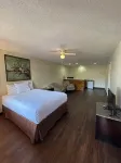 Days Inn & Suites by Wyndham Marshall