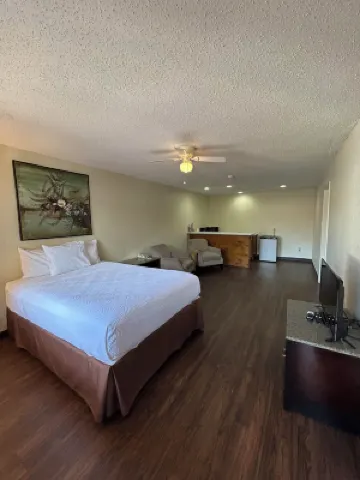 Days Inn & Suites by Wyndham Marshall