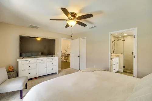 Jump into Fall at This Cozy Gem w/ Private Pool! - Homestays