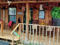 Stunning  Cabin. On a Mountain Ridge! Perfect vacation getaway for all ages! Hotels in Izard County