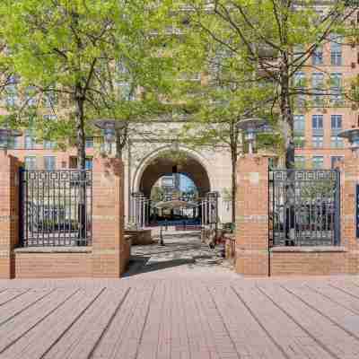 1 Mi to DCA Airport: Potomac Yard Apt w/ Pool Hotel Exterior