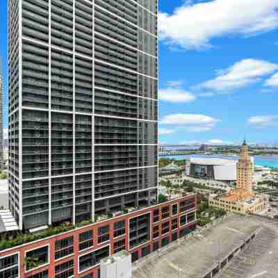 121 Ne Miami Living - We Host Hotel Exterior