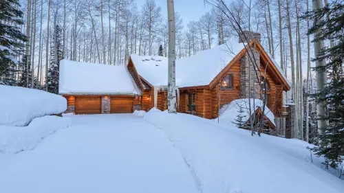 Snowdrift Cabin by AvantStay - parking