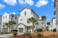 4 cruiser bikes, 8 beach chairs, .5 mile to beach POOL OPEN!