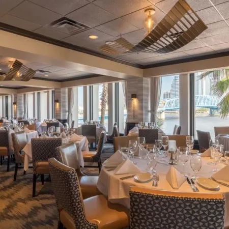 DoubleTree by Hilton Jacksonville Riverfront Отели рядом с достопримечательностью «Метрополитан Парк»