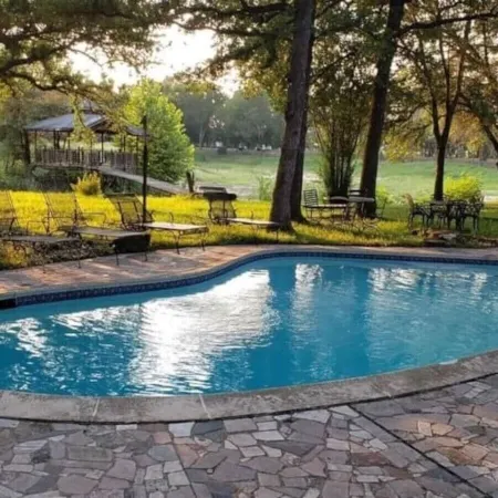 618 Large 3 Bedroom Estate Pool