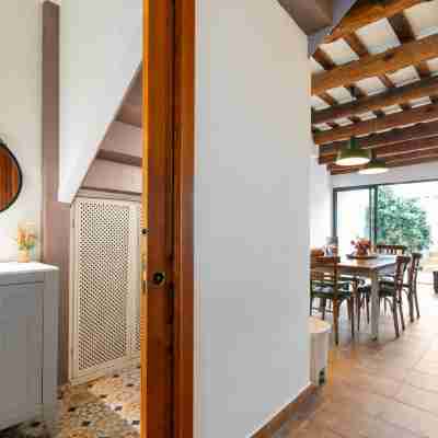 Casa con patio, piedra y luz natural Rooms